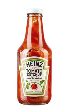 Ukrayna, Kyiv - Haziran 02. 2020: Bir şişe Heinz Ketçap beyaz arka planda izole edildi. Ketçap şişesi kullanılmış. Dosya kırpma yolu içeriyor.