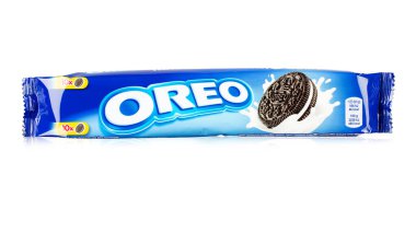 Ukrayna, Kyiv -3 Temmuz 2020: beyaz arka planda izole Oreo kurabiyesi. Oreo iki çikolatalı gofretten oluşuyor ve aralarını krema dolduruyor. Katalog için izole paketleme. Dosya kırpma yolu içeriyor.
