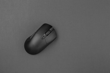 Gri arkaplanda siyah kablosuz fare, üst görünüm.