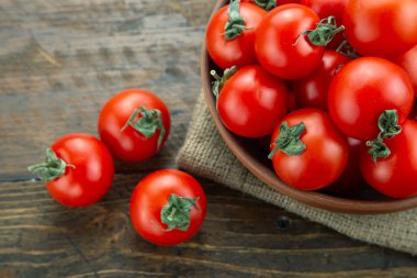 Tahta bir masadaki tabakta taze domatesler. Domates hasadı. Üst görünüm. 