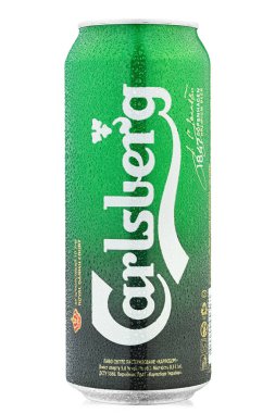 Ukrayna, Kyiv - 18 Haziran. 2020: Alüminyum kutu Carlsberg birası, beyaz arka planda. Danimarkalı bira şirketi 1847 'de kuruldu. Katalog için izole paketleme. Su damlaları. Dosya kırpma yolu içeriyor.