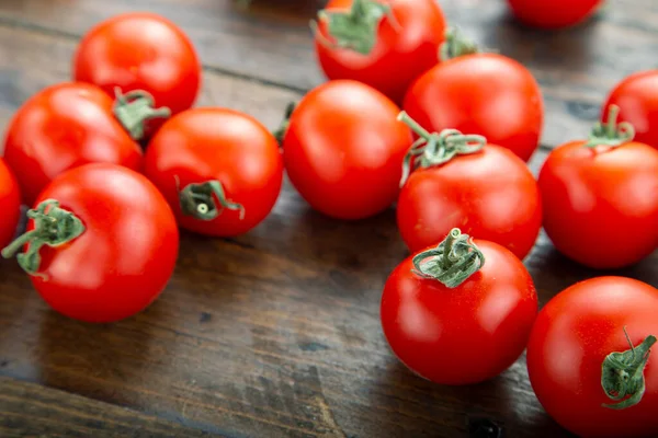 Tomates Frescos Una Mesa Madera Cosechando Tomates — Foto de Stock