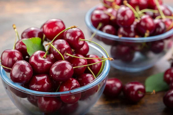 Tahta bir masadaki tatlı kiraz.