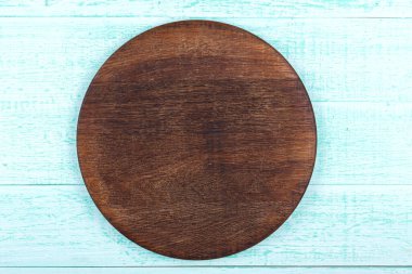 Boş kahverengi kesme tahtası ya da tahta arka planda pizza tahtası. tex için yer