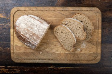 Yakın planda taze ekmek dilimlenmiş. Sağlıklı yiyecekler ve geleneksel fırın konsepti.