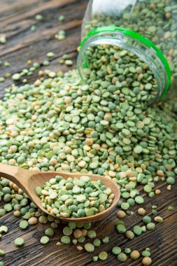 Masadaki konserve kutusundan saçılmış kuru yeşil bezelyeler. tex için yer