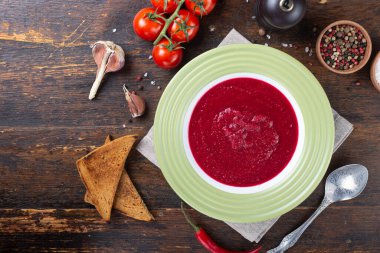 Geleneksel soğuk gazpacho çorbası. İspanyolca ve Akdeniz mutfağı yatay görünüm