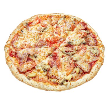 Peynirli, domatesli, mantarlı, beyaz arka planda izole edilmiş pastırmalı pizza. Dosya kırpma yolu içeriyor.