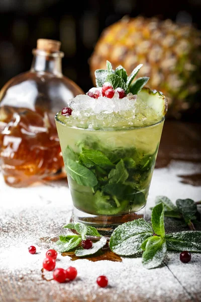 Cocktail Mojito Rafraîchissant Dans Verre Sur Comptoir Bar Beaucoup Glace — Photo