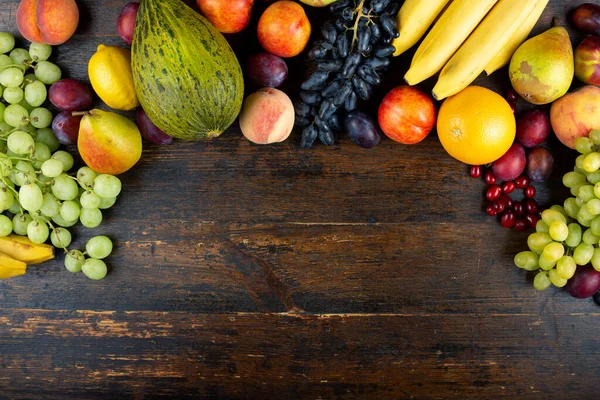 Frutas Frescas Diferentes Conjunto Sobre Fundo Madeira Lugar Para Tex — Fotografia de Stock