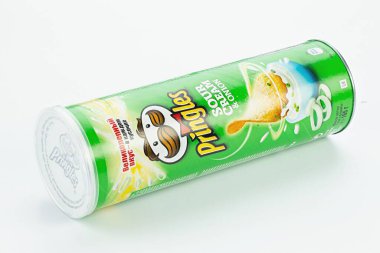 Ukrayna, Kyiv - 17 Temmuz 2020: Pringles cipsleri ekşi krema ve soğan paketi beyaz arka planda izole edildi. Katalog için izole paketleme. Dosya kırpma yolu içeriyor.