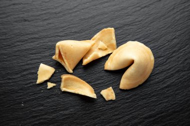 Siyah arka planda fal kurabiyeleri. Üst manzara.