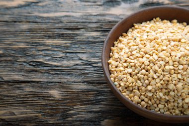 Tabakta kurutulmuş bezelye. Lezzetli yemekler pişirmek için ürünler.