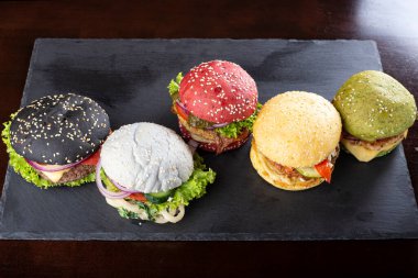 Çok renkli lezzetli hamburgerler. Abur cubur.