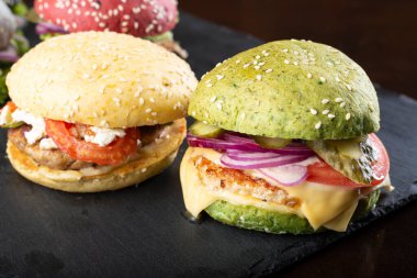 Çok renkli lezzetli hamburgerler. Abur cubur.
