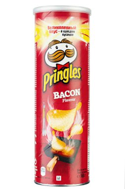 Ukrayna, Kyiv - 14 Temmuz 2020: Pringles Bacon paketi beyaz arka planda izole edildi. Katalog için izole paketleme. Dosya kırpma yolu içeriyor.