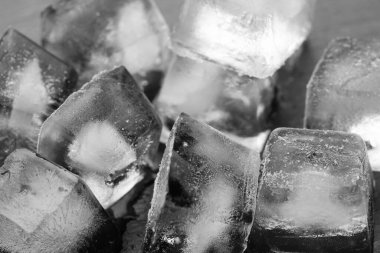 Buz küpleri siyah bir arkaplanda. Yukarıdan görüntüle.