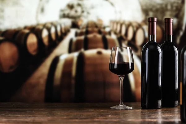 Ein Glas Und Eine Flasche Wein Auf Dem Hintergrund Von — Stockfoto