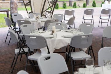 Restorandaki ziyafet salonunda. Şenlikli akşam yemeği için servis edilen masa, yakın görüş..