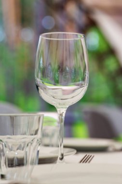 Şenlikli akşam yemeği için servis edilen masa, yakın görüş..