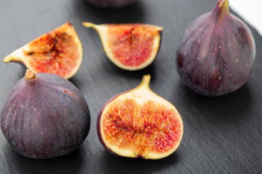 Koyu bir arka planda taze incir. Sağlıklı yemek..