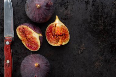 Koyu bir arka planda taze incir. Sağlıklı yemek..