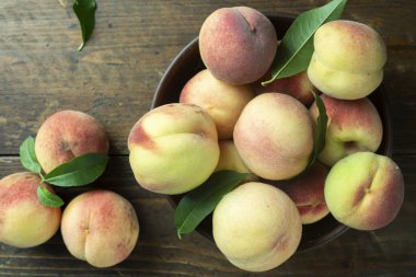 Ahşap arka planda olgun şeftaliler.