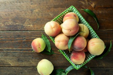 Tahta arka planda olgun şeftaliler.