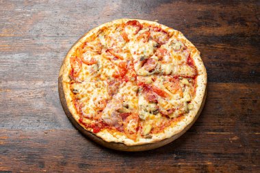 Lezzetli, taze pişmiş pizza. Fast food teslimatı. Kötü ama lezzetli yemekler. Metin veya kopyalama alanı için boşluk. Restoran menüsü reklamı. Pizza menüsü.