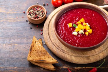 Baharatlı ev yapımı Gazpacho Çorbası. İspanyol mutfağı.