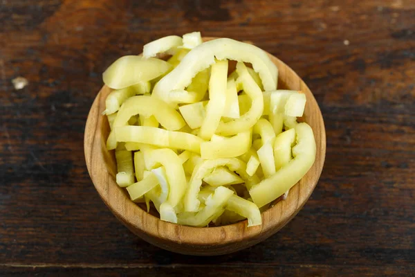 Scheiben Geschnittene Rohe Gelbe Paprika Einer Schüssel Auf Einem Hölzernen — Stockfoto