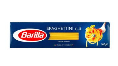 Ukrayna, Kyiv - Nisan 02. 2020: Barilla Spaghetti 'nin önü 5 numaralı İtalyan makarnası. Katalog için izole paketleme. Dosya kırpma yolu içeriyor.