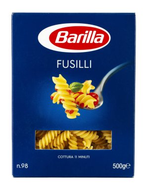 Ukrayna, Kyiv - Nisan 02. 2020: Barilla Fusilli makarnası beyaz arka planda izole edildi. Katalog için izole paketleme. Dosya kırpma yolu içeriyor.
