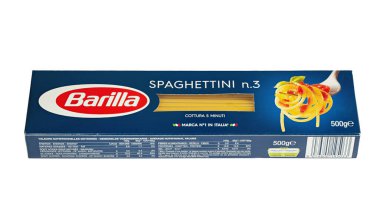 Ukrayna, Kyiv - Temmuz 06. 2020: Barilla Spaghetti 'nin önü 5 numaralı İtalyan makarnası. Katalog için izole paketleme. Dosya kırpma yolu içeriyor.