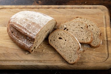 Yakın planda taze ekmek dilimlenmiş. Sağlıklı yiyecekler ve geleneksel fırın konsepti.