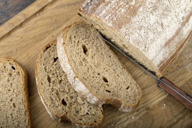 Yakın planda taze ekmek dilimlenmiş. Sağlıklı yiyecekler ve geleneksel fırın konsepti.