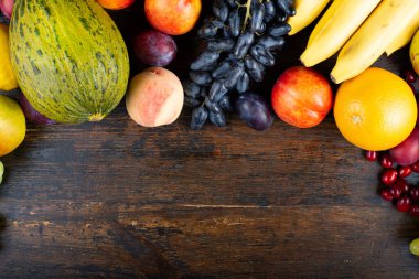 farklı taze meyve seti. Tahta kahverengi bir arka planda. tex için yer