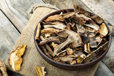 Kurumuş mantarlar, ahşap bir masanın üzerinde..