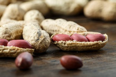 Tahta zemine serpiştirilmiş kabuklu fıstıklar. tex için yer
