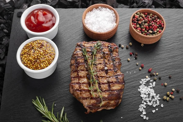 Gegrilltes Rindersteak Auf Einem Schieferbrett Mit Gewürzen — Stockfoto