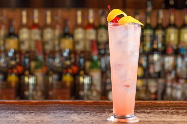 Menü için resim, buz, nar şurubu ve güzel limon kabuğu ve kirazlı kokteyl yeri