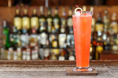 Viski bardağında cin, kiraz, limon ve limon suyu ile çilek kokteyli.