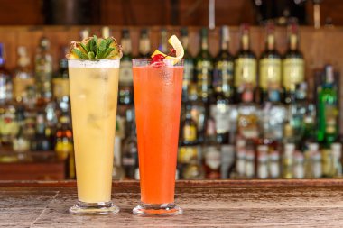 Uzun bardaklı kokteyl seçimi bir barda ya da bir restoranda bulanık bir arka planda bir tezgahın üzerinde..