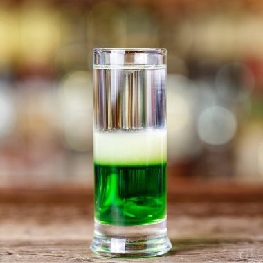 Gece kulübündeki barda alkollü kokteyl. Metin tasarımı için boşluk