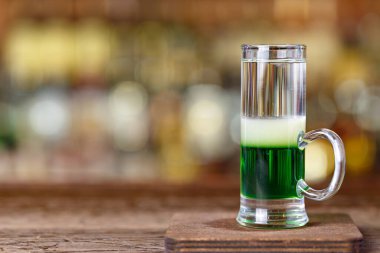 Bir gece kulübünde kokteyl partisi. İçki bir bar tezgahında, alkolün bulanık arka planında.