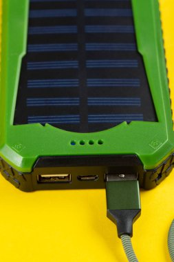 Mobil cihazları şarj etmek için güç bankası. Mobil cihazlar için dış batarya. Batarya bankası.