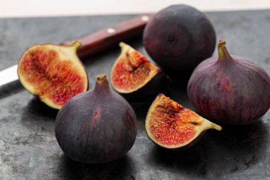 Koyu bir arka planda taze incir. Sağlıklı yemek..