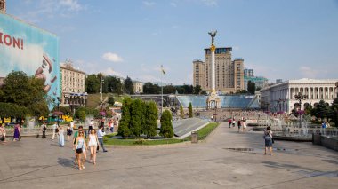 Kiev, Ukrayna - 3 Ağustos 2017: Meydan Nezalezhnosti Meydanı. Meydanda yürüyen insanlar.