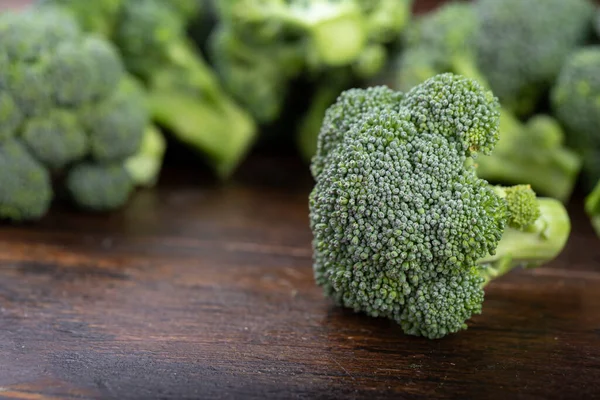 Inflorescences Brokoli Segar Pada Latar Belakang Kayu Makanan Yang Kaya — Stok Foto
