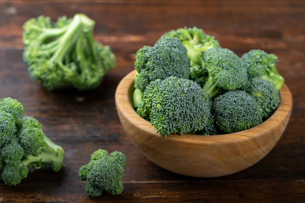 Broccoli Freschi Con Ciotola Tavolo Legno Vicino Alimenti Ricchi Fibre — Foto Stock